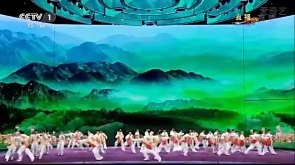涨姿势!为什么大牌时装在春晚就失去了高级感?(图11) 涨姿势!为什么大牌时装在春晚就失去了高级感?(图11)