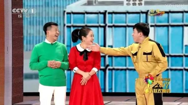 涨姿势!为什么大牌时装在春晚就失去了高级感?(图25) 涨姿势!为什么大牌时装在春晚就失去了高级感?(图25)
