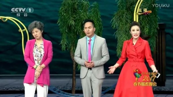 涨姿势!为什么大牌时装在春晚就失去了高级感?(图28) 涨姿势!为什么大牌时装在春晚就失去了高级感?(图28)