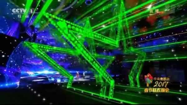 涨姿势!为什么大牌时装在春晚就失去了高级感?(图3) 涨姿势!为什么大牌时装在春晚就失去了高级感?(图3)