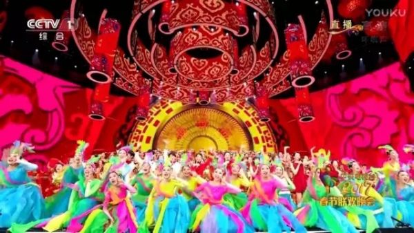 涨姿势!为什么大牌时装在春晚就失去了高级感?(图31) 涨姿势!为什么大牌时装在春晚就失去了高级感?(图31)
