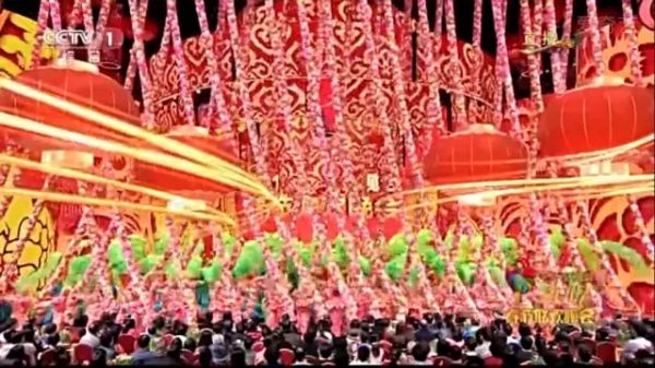 涨姿势!为什么大牌时装在春晚就失去了高级感?(图33) 涨姿势!为什么大牌时装在春晚就失去了高级感?(图33)