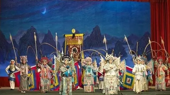 涨姿势!为什么大牌时装在春晚就失去了高级感?(图38) 涨姿势!为什么大牌时装在春晚就失去了高级感?(图38)