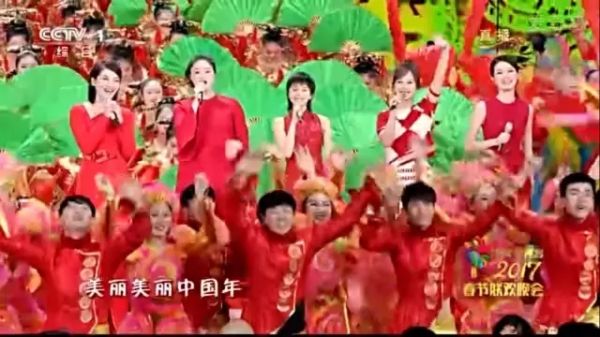 涨姿势!为什么大牌时装在春晚就失去了高级感?(图6) 涨姿势!为什么大牌时装在春晚就失去了高级感?(图6)